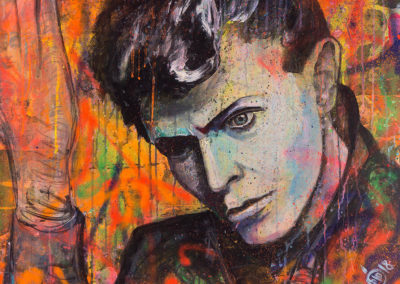 L'artiste peintre Didier Chastan peint le visage de David Bowie dans la série intitulée Légende
